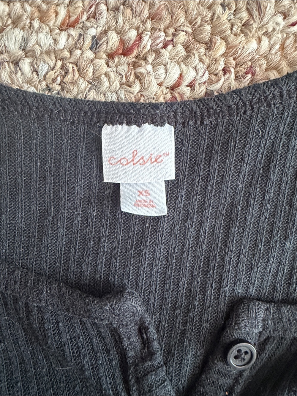 Colsie Ribbed Black Button-Down Crop Top 🖤 - Picture 2 of 3